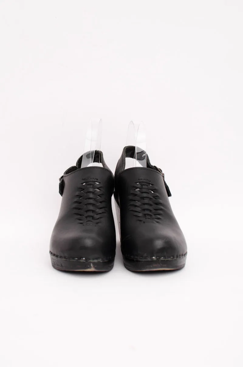 BLACK LEATHER CLOGS