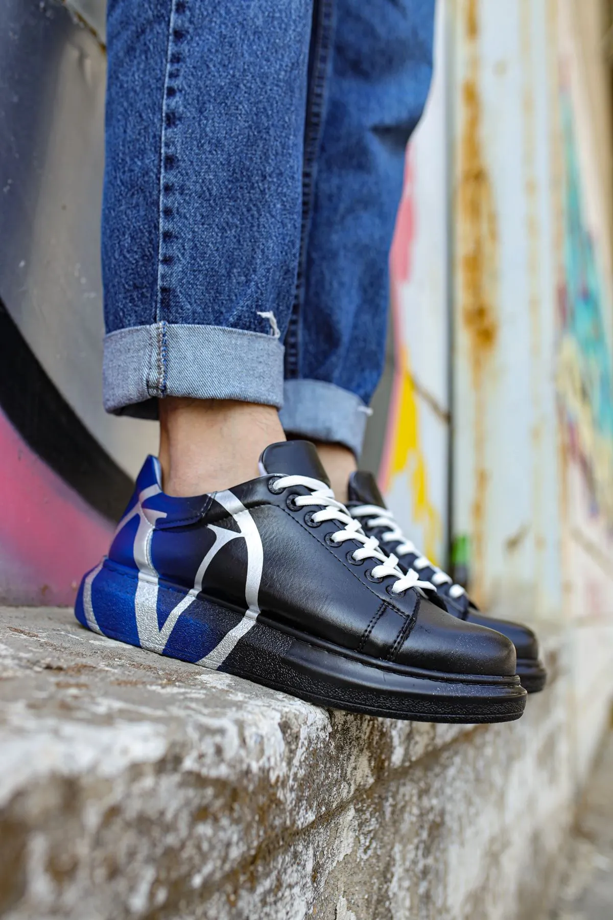 Blue Graffiti Sneaker CH407