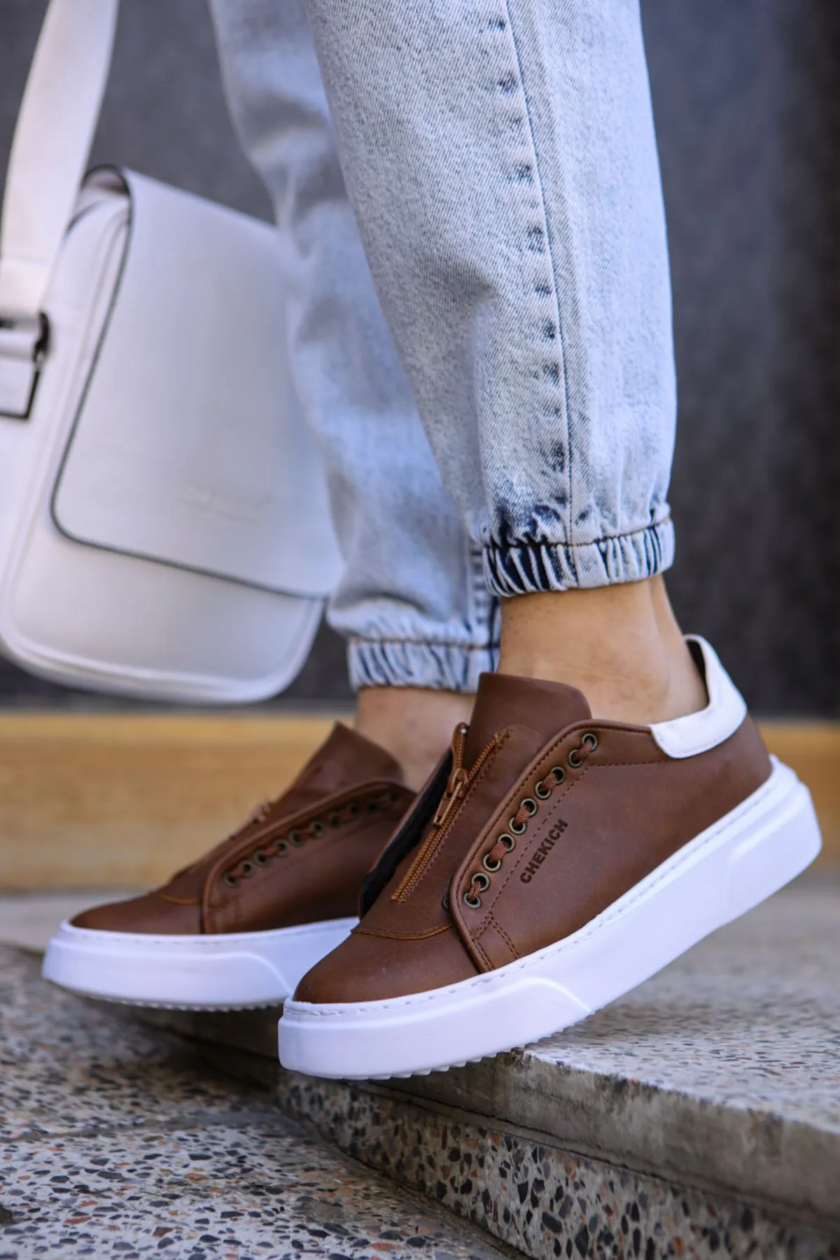 Brown Sneaker CH092